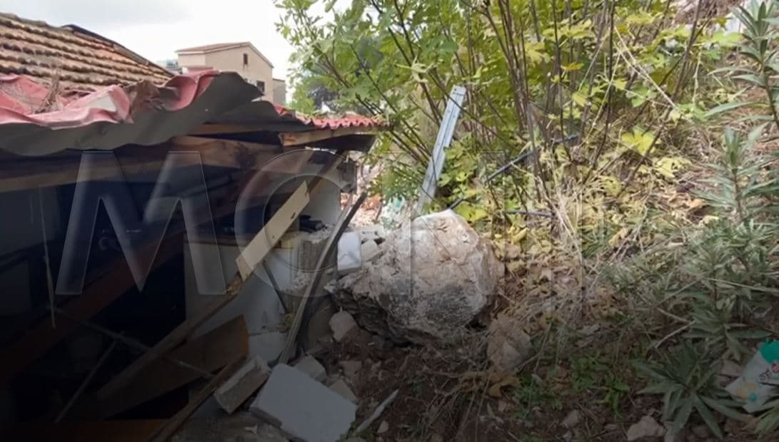 Masivi me gurë bie mbi një banesë në Shëngjin (VIDEO)