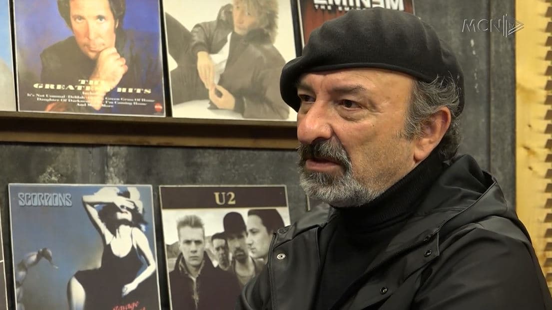 Në valixhen e piktorit emigrant, Agim Sulaj: Një nismë për të ringjallur karikaturën shqiptare (VIDEO)