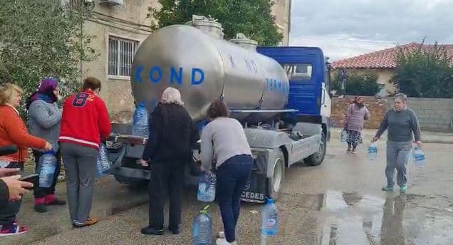 Defekti në rrjet lë Lushnjen 4 ditë pa ujë (VIDEO)