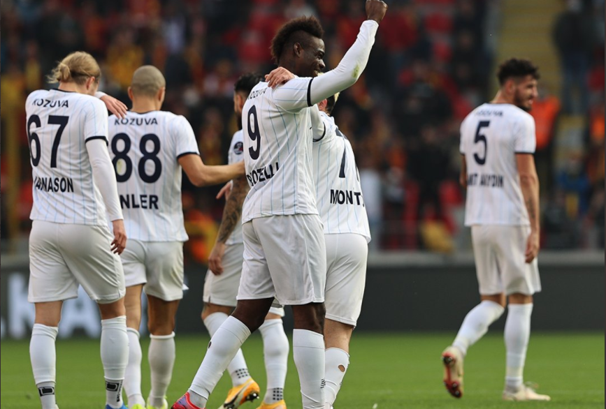 Spektakël nga Balotelli në Turqi, sulmuesi shënon supergol nga jashtë zone (VIDEO)