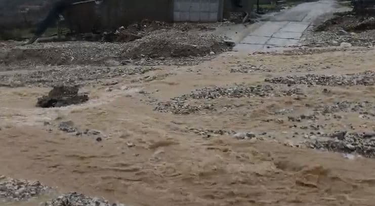 Video/ Del nga shtrati përroi i Sopotit në Lazarat, bllokohet rruga