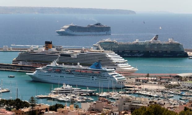 Spanja kufizon anijet turistike në portin e Mallorca