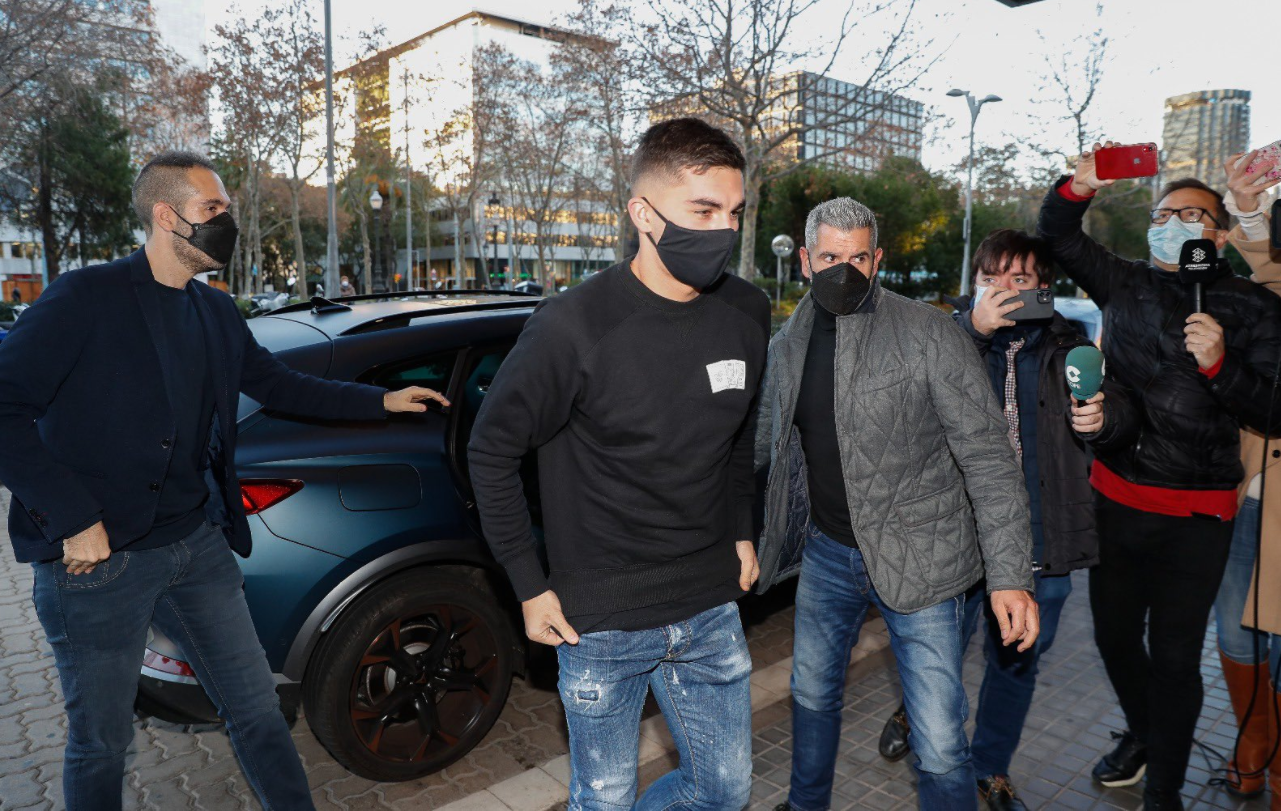 Sulmuesi kryen vizitat mjekësore, Barcelona bën afrimin e parë