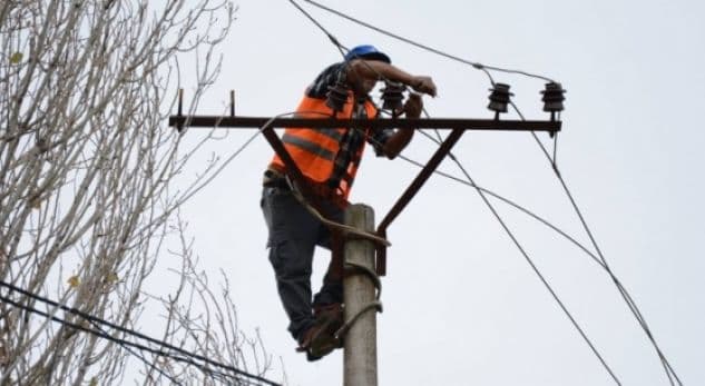Punonin në një shtyllë tensioni, dy elektricistë bien në kontakt me rrymën elektrike