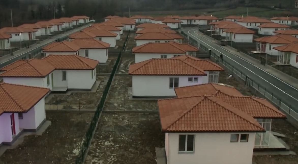 Rindërtimi/ 122 familje në Bubq futen në shtëpitë e reja