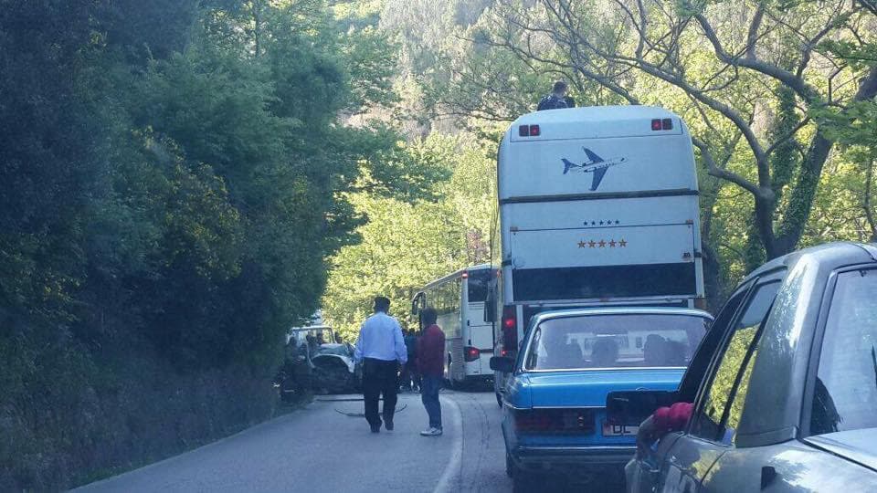 Makina del nga rruga dhe përplaset me shkëmbin anësor te Syri i Kaltër, 4 të plagosur
