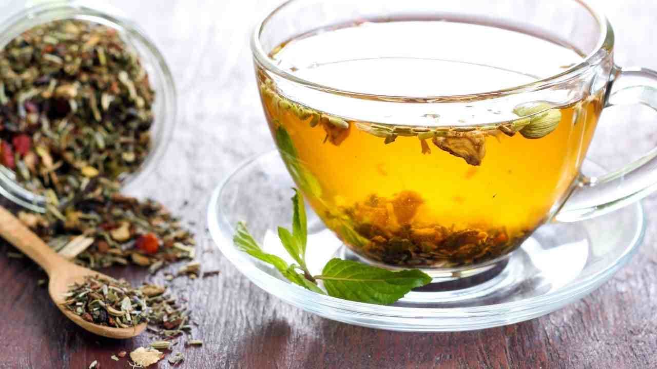 Si të hiqni kilet e tepërta pas festve me këtë çaj bimor