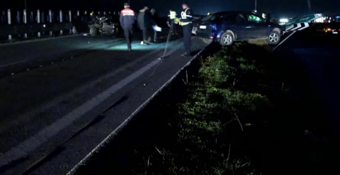 Tre makina përplasen në aksin Vlorë-Fier, njëra prej tyre përmbyset në rrugë