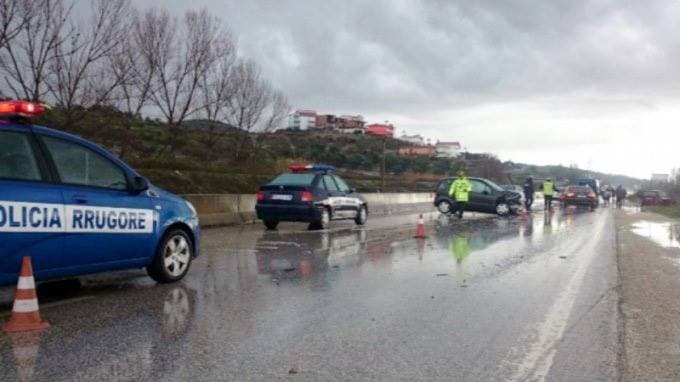 Aksident në Lushnje, tre persona përfundojnë në spital