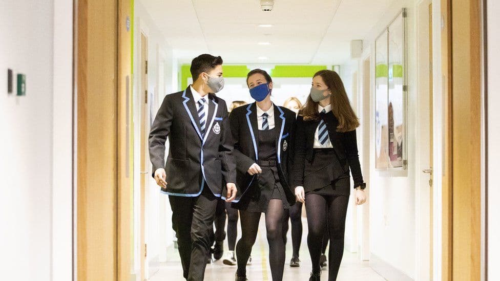 Anglia rikthen përdorimin e maskave me detyrim në shkolla