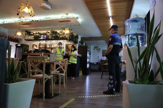 Muzikë pas orës policore dhe minorenë të punësuar në lokal, ndëshkohet pronari në Tiranë