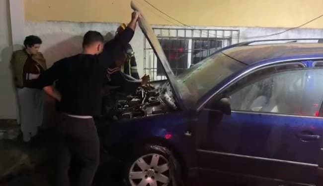 Përfshihet nga flakët makina në Vlorë, dyshimet e para