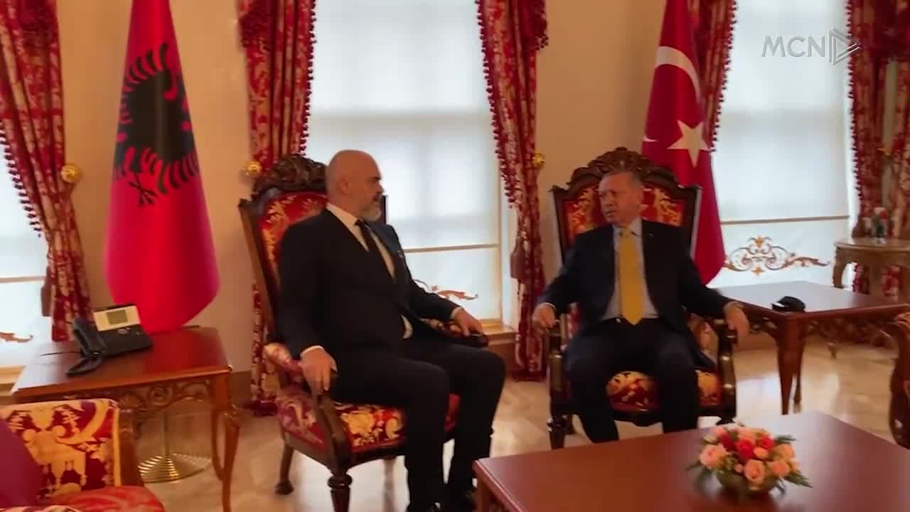 Erdogan vjen për shtëpitë e tërmetit (VIDEO)