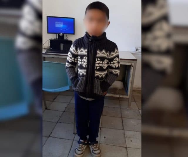 Policia gjen një fëmijë të braktisur në Burrel, kërkon ndihmën e qytetarëve për ta identifikuar