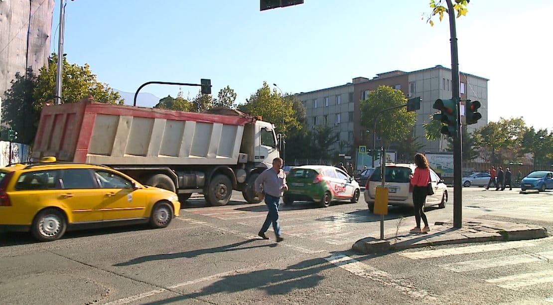 Rikthehen kufizimet, ndalohet qarkullimi i mjeteve të tonazhit të rëndë në qytet gjatë ditës