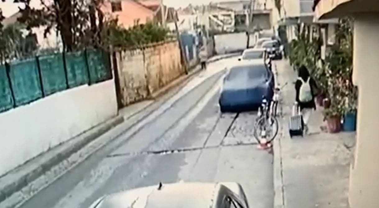 I vodhi valixhen me para dhe flori kushërirës, në kërkim i riu me të dashurën e tij
