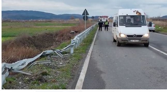 Aksident në Shkodër, makina përfundon në kanal, humb jetën një person
