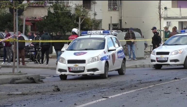 Emrat/ Tritol makinës në lëvizje në Tiranë, plagosen shoferi dhe pasagjeri