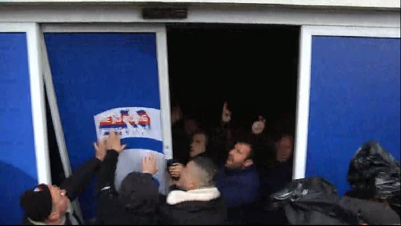 Mbështetësit e Berishës shqyejnë derën kryesore të Selisë së PD-së