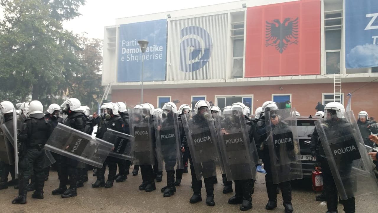 Kaosi në PD, ndërhyn policia (VIDEO)