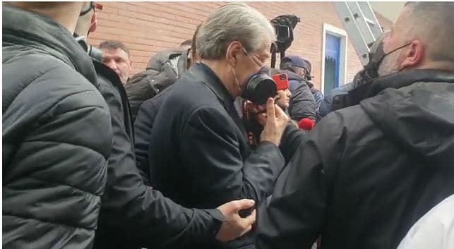     Demonstruesit shpërndahen nga policia, Berisha largohet nga oborri i selisë