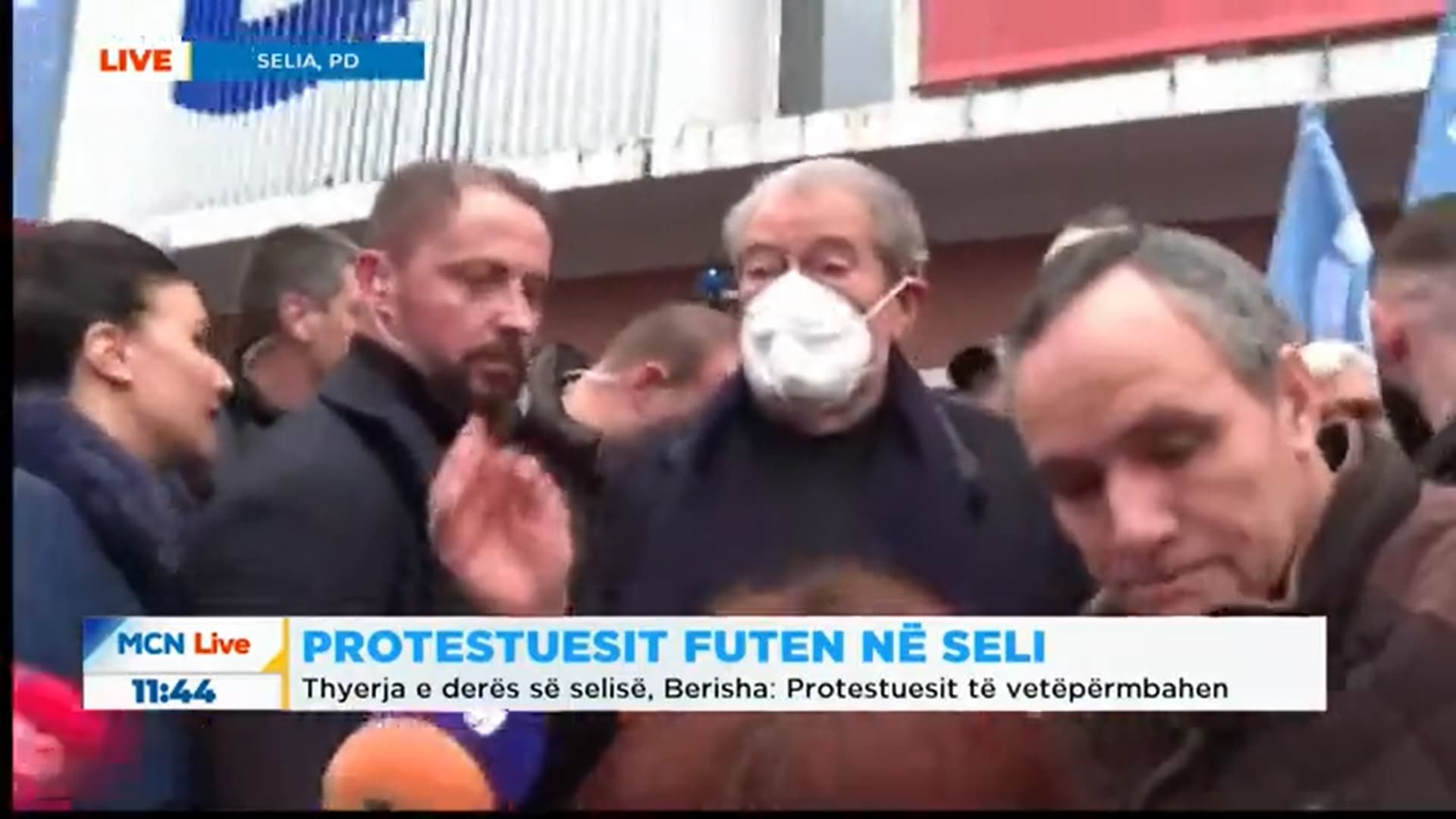 Berisha mbërrin në selinë e PD: Ne jemi për protestë paqësore, Basha të hapë dyert