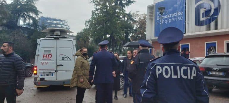 Selia blu shpallet zonë krimi/ Prokurorja e Tiranës mbërrin në PD