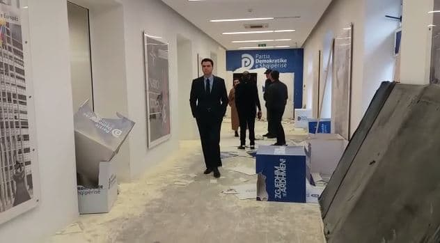 Xhama e dyer të thyera, çfarë la pas protesta e dhunshme e demokratëve (FOTO) 