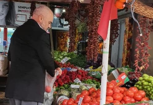 Rama ndan foton duke bërë pazar: Kur gruaja të thotë mos hajde pa domate