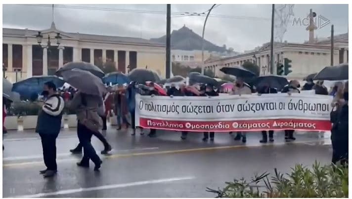 ‘’Nuk jemi të padukshëm’’, artistët grekë në protestë (VIDEO)