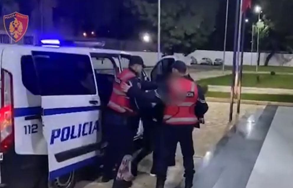 Reklamonin drogë dhe armë zjarri në rrjete sociale, në pranga babai me dy djemtë