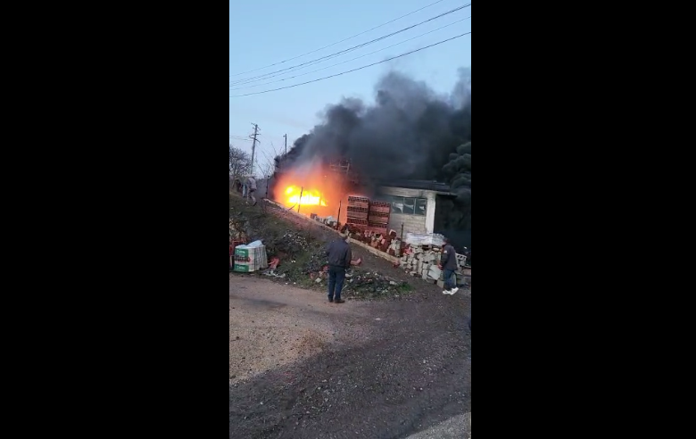 Merr flakë fabrika e tullave në Prrenjas (VIDEO)