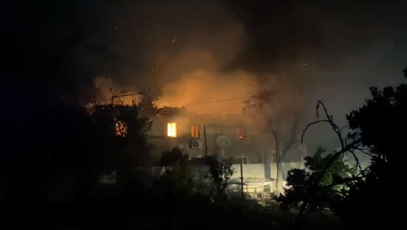 Video/ Merr flakë një shtëpi dykatëshe në Elbasan