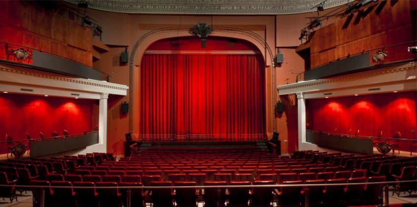 Dy aktorë pozitivë, të tjerë të dyshuar, Covid mbyll Teatrin Kombëtar