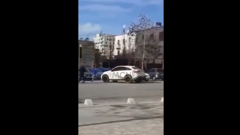 Sherri në Vlorë/ Shoferi me mjetin luksoz tenton të përplasë një person (Video)