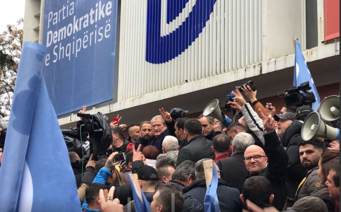 Deklarata e Berishës/ PD: Mashtron hapur, demokratët u shkëputën nga ata që përdorën dhunë
