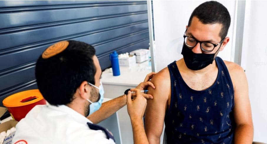 Covid në Izrael, mbi gjysmë milioni persona kanë marrë dozën e katërt të vaksinës