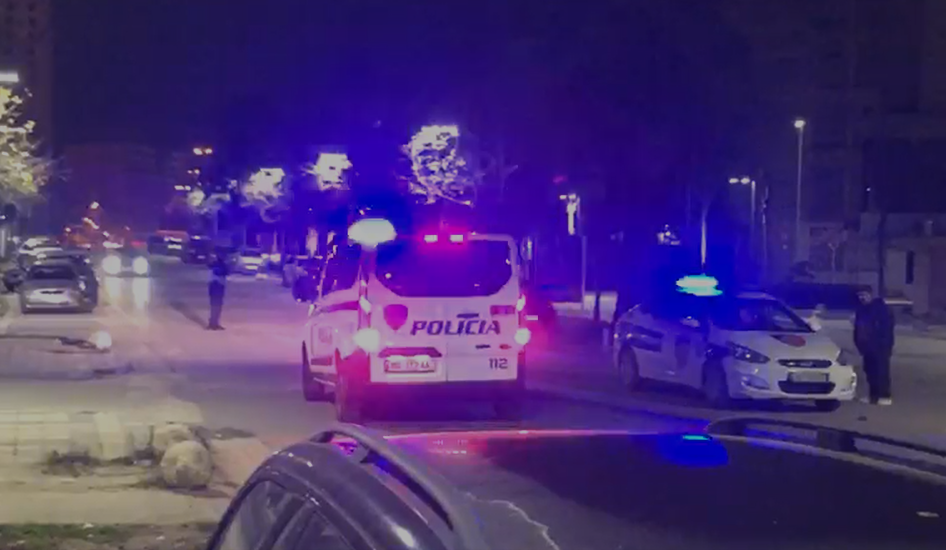 Përplasen dy automjete në Vlorë, plagoset shoferi dhe një pasagjer
