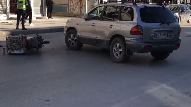 Aksident në Vlorë/ Makina përplaset me motorin, një i plagosur