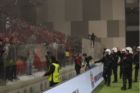 Dhuna mes tifozëve në ndeshjen Tirana-Vllaznia/ Procedohen penalisht tre persona