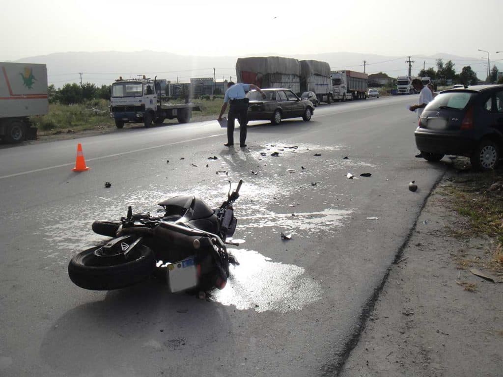 Makina përplas motorin në Paskuqan, një person në spital