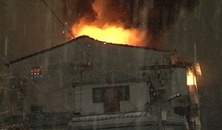 Përfshihet nga flakët një banesë në Korçë/ Plagoset një grua