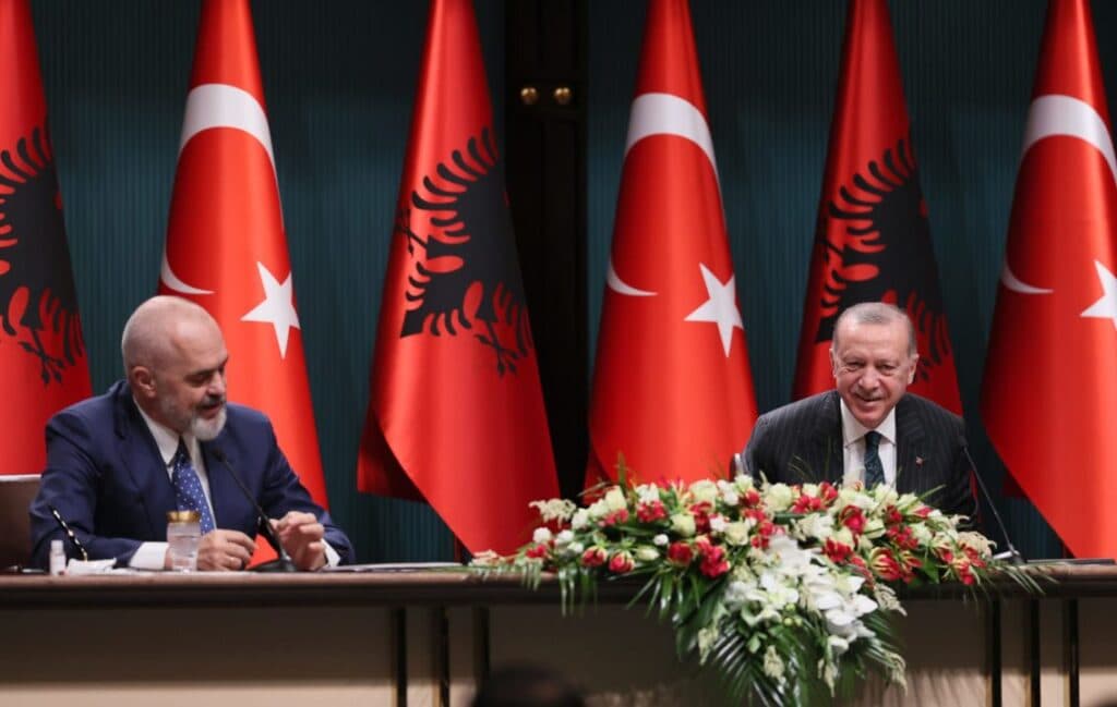 Erdogan sot në Shqipëri nën masa të rrepta sigurie/ Nën përcjellje të Gardës, RENEA-s dhe efektivëve turq