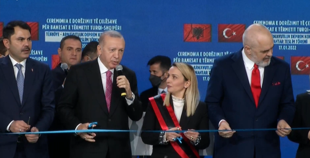Ceremonia në Laç/ Rama: Erdogan është mik i shqiptarëve, Erdogan: Vëllai i qëndron pranë vëllait kur ka nevojë