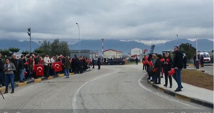 Në pritje të presidentit Erdogan në Rinas/ Qytetarët me flamuj dhe fotot e tij në duar