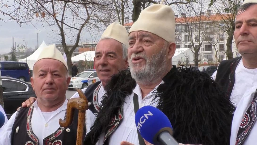 Grupi i Mallakastrës pret me këngë Erdoganin (VIDEO)