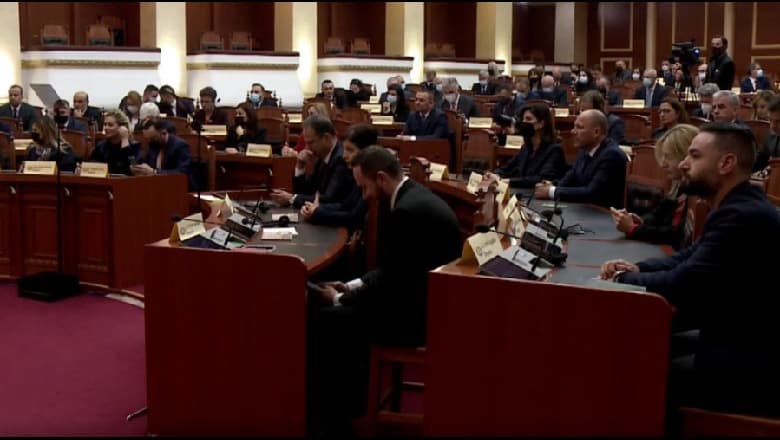 U përjashtuan nga Grupi Parlamentar/ Spaho: Basha riktheu kohën e diktaturës. Bylykbashi: Nuk na heq dot askush