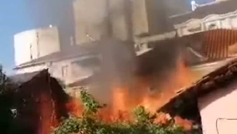 Përfshihet nga flakët kati i dytë i një banese në Elbasan, shpëtohen dy të moshuar