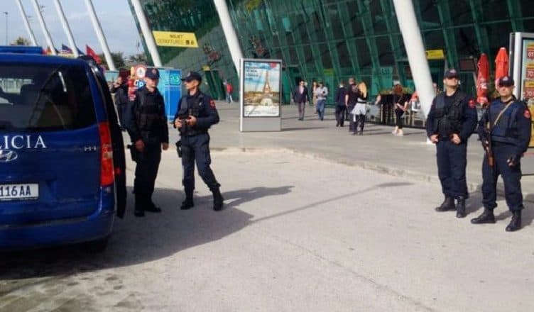 Në kërkim për mashtrim/ Arrestohet në Rinas 55-vjeçari nga Tirana