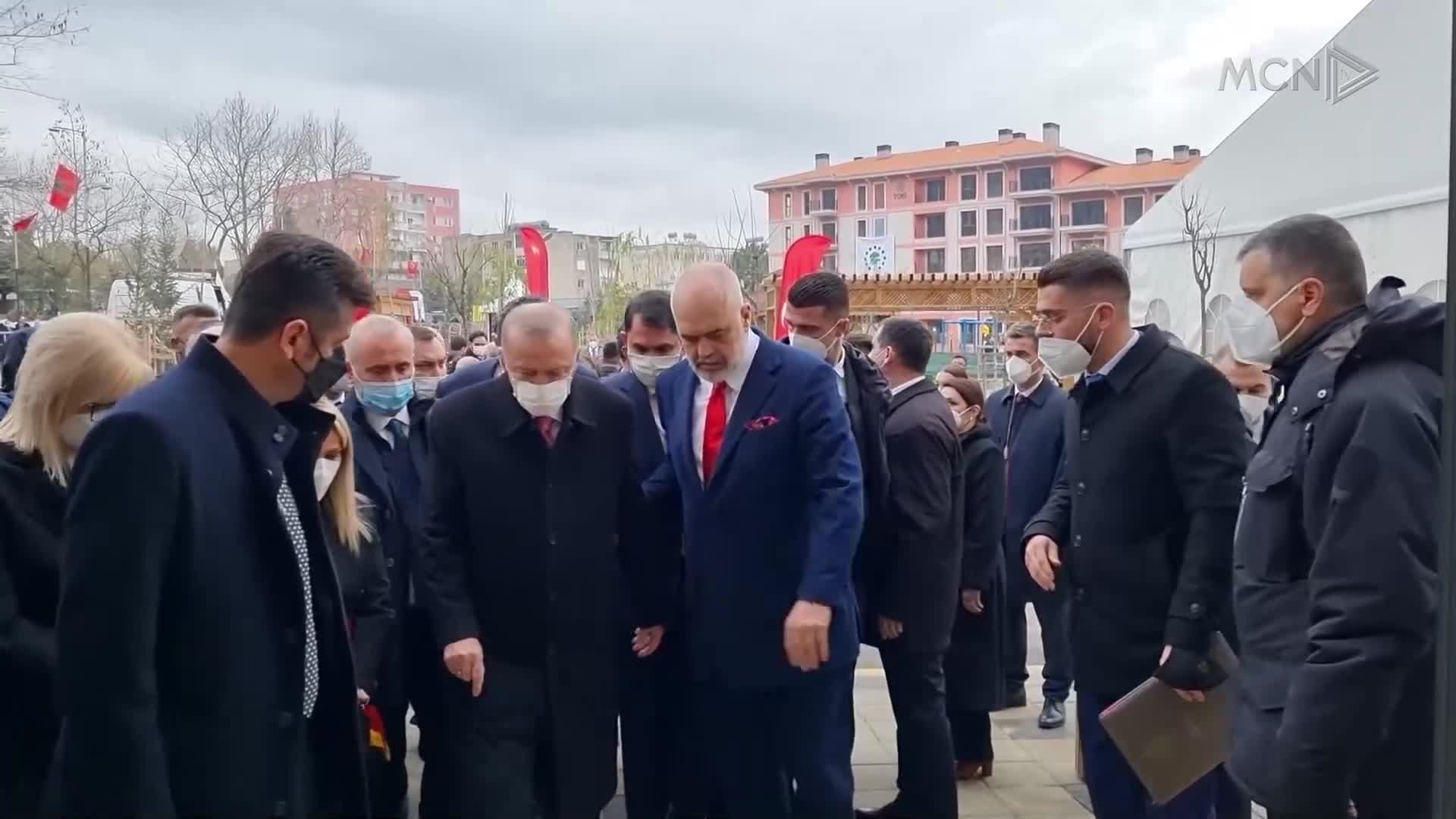 Laç, banorët marrin banesat por jo çelësat (VIDEO)
